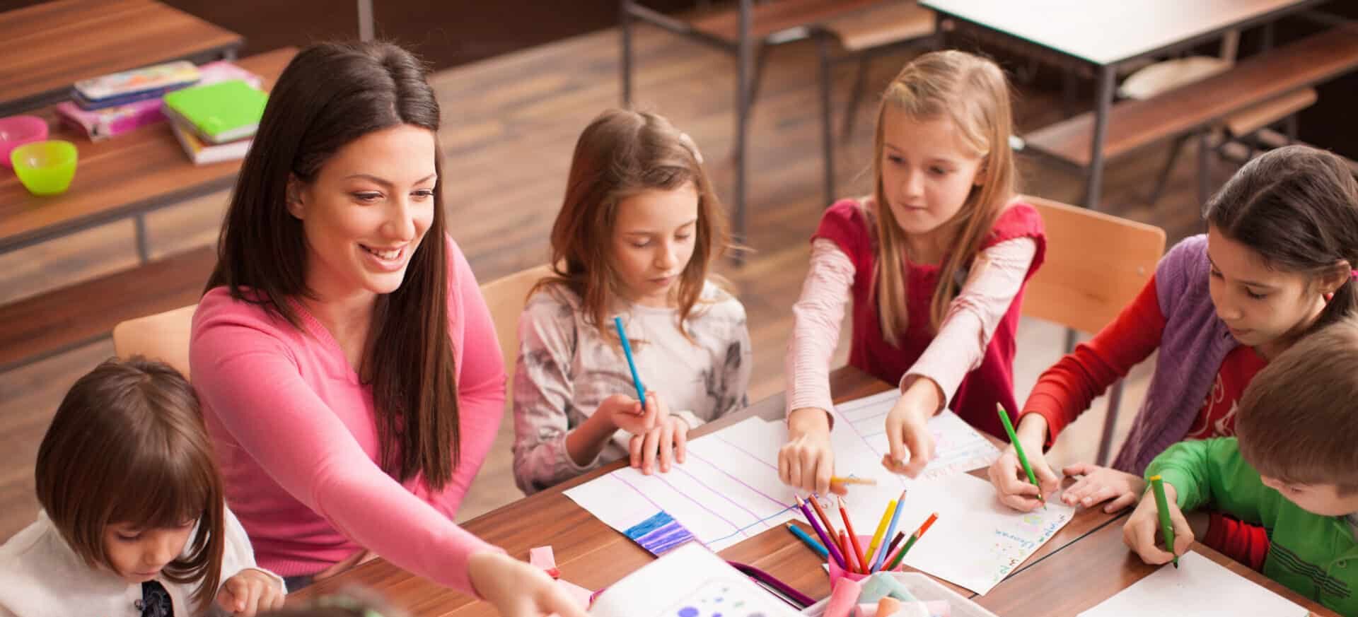 Children in elementary school on the workshop with their teacher